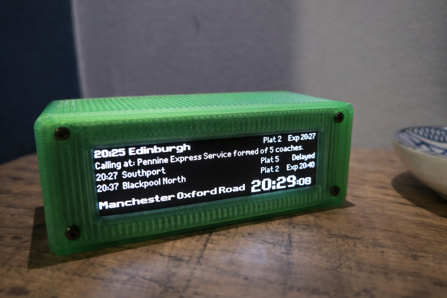 Custom UK Train Departure Board – Live National Rail Updates – Desktop Display
